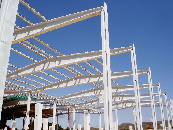 vigas blancas estructura metal